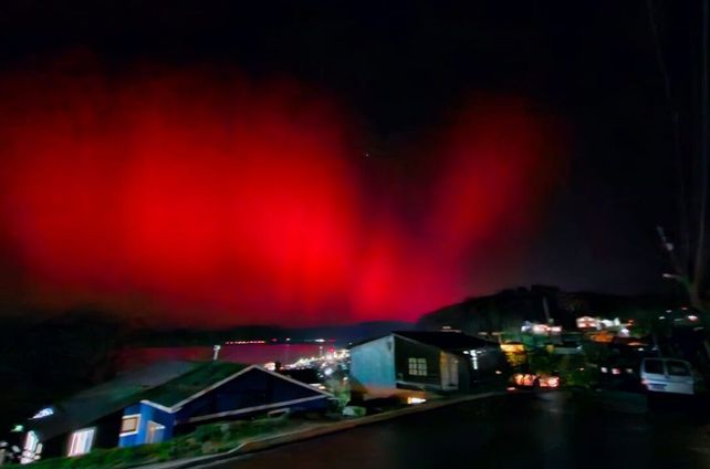 Espectaculares auroras australes pudieron observarse esta noche en Ushuaia.