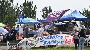 Docentes de Misiones piden mejoras en salarios y condiciones laborales a la vera de la ruta 12. Se suman a los policías que acampan desde la semana pasada en Posadas