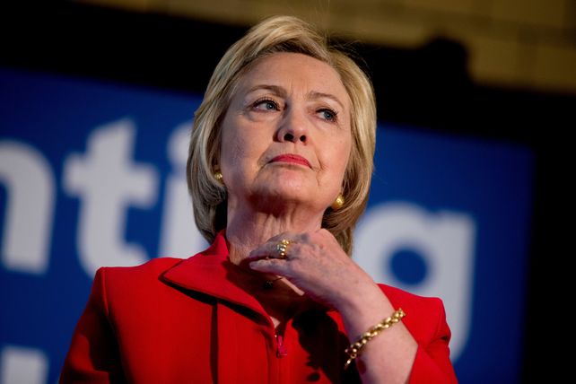 En punta. La demócrata Clinton.