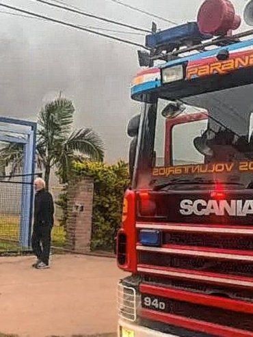 Voraz incendio dañó un salón para eventos en Paraná