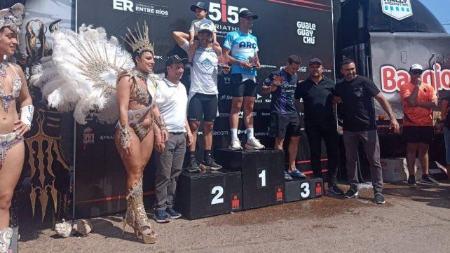 El Carnaval del País le puso color al Ironman