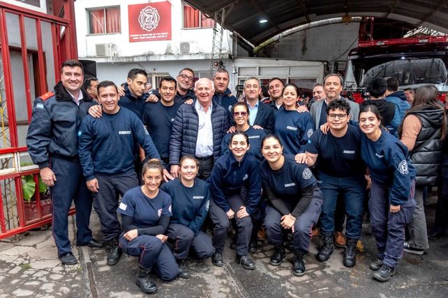 Bomberos y funcionarios