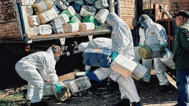 En Rosario del Tala y retiraron más de 2.000 bidones de fitosanitarios ilegales.