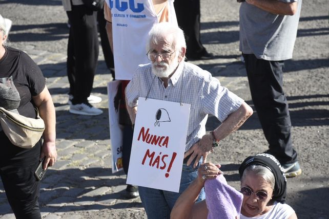 Multitudinaria marcha en Rosario a 48 años del golpe cívico militar