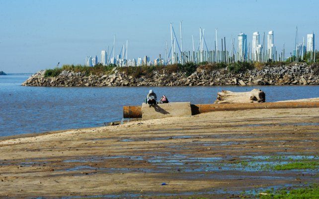 Marcada bajante de la altura del río Paraná. Una imagen de la playa de rambla Catalunya muestra la situación hídrica del rio.