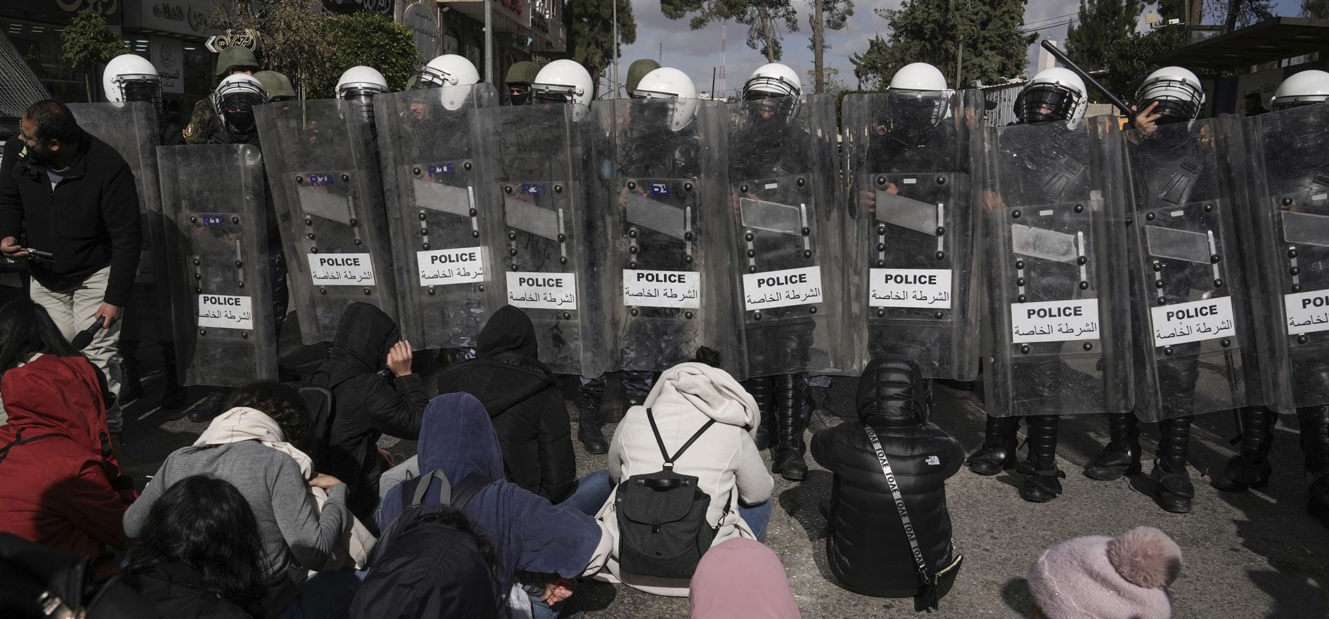 Agentes de la policía antidisturbios hacen guardia mientras palestinos protestan contra la visita del secretario de Estado estadounidense Antony Blinken y su reunión con el presidente palestino Mahmoud Abbas en Ramallah, Cisjordania, el miércoles 10 de enero de 2024. (Foto AP/Mahmoud Illean) Agentes de la policía antidisturbios hacen guardia mientras palestinos protestan contra la visita del secretario de Estado estadounidense Antony Blinken y su reunión con el presidente palestino Mahmoud Abbas en Ramallah, Cisjordania, el miércoles 10 de enero de 2024. (Foto AP/Mahmoud Illean)