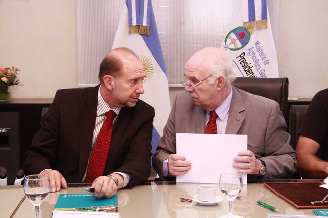 Perotti, en la firma de la asistencia para productores afectados por las inundaciones
