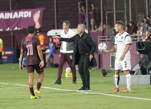 Frank Kudelka da indicaciones. Martín Luciano se prepara para sacar el lateral. Newell’s fue un desastre ante Lanús.&nbsp;
