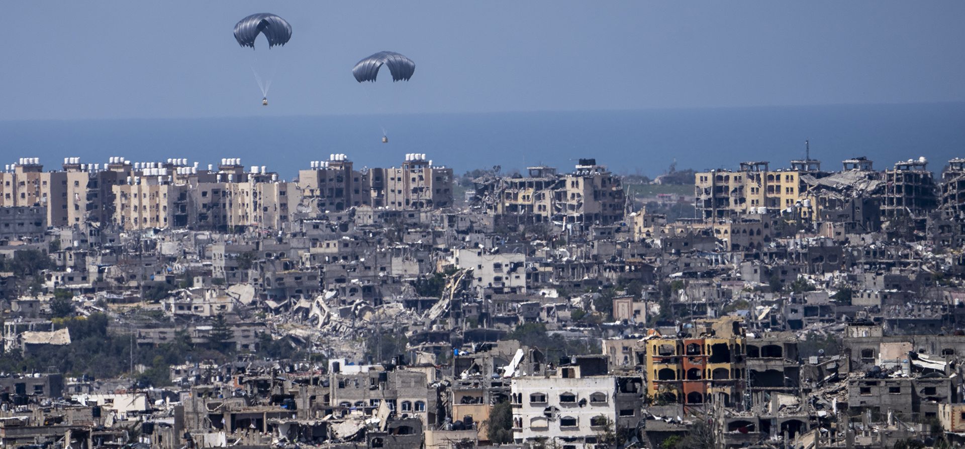 Helicópteros lanzan paracaídas con ayuda humanitaria sobre el norte de la Franja de Gaza, visto desde el sur de Israel, el martes 26 de marzo de 2024. (Foto AP/Ariel Schalit) Helicópteros lanzan paracaídas con ayuda humanitaria sobre el norte de la Franja de Gaza, visto desde el sur de Israel, el martes 26 de marzo de 2024. (Foto AP/Ariel Schalit)