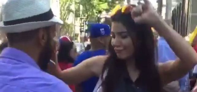 Andrea Rincón se divierte con un sensual baile por las calles de Nueva York