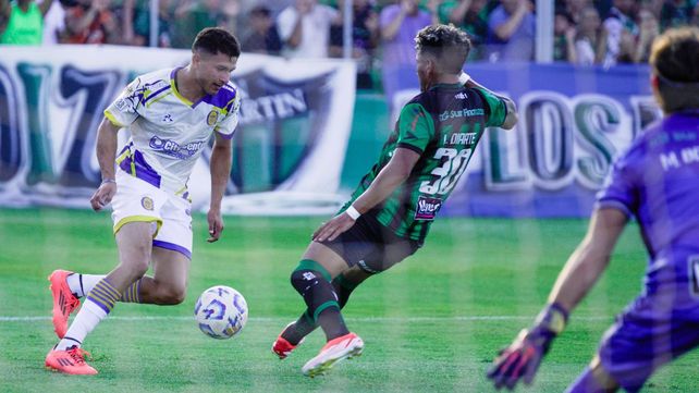 Gaspar Duarte la domina. El delantero de Rosario Central se perdió un gol increíble en San Juan.