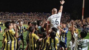 Néstor Pitana tuvo su partido despedida en el club Bartolomé Mitre de Posadas.