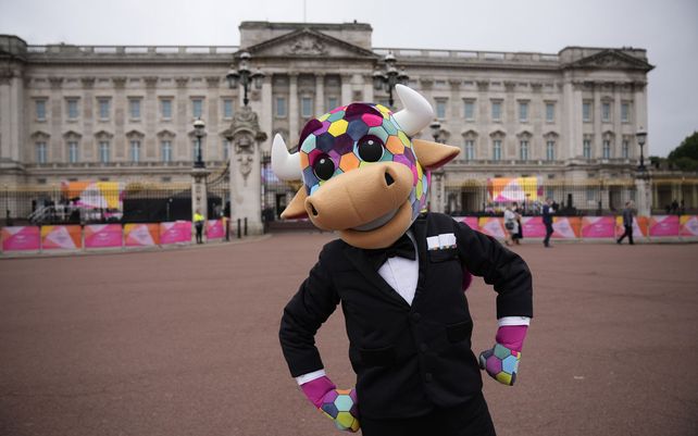 La mascota de los Juegos de la Commonwealth de Birmingham 2022, Perry el toro, posa para los fotógrafos en el evento Queen