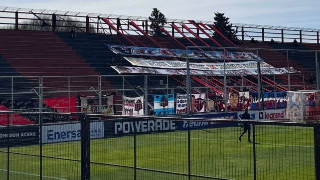 Las banderas de Patronato aparecieron al revés en la previa ante Gimnasia (J)