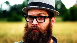 Explican porqué el más raro y barbudo del grupo gana más chicas