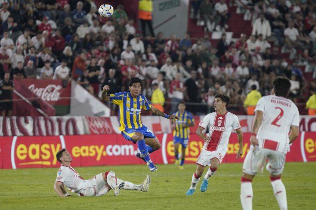 Enzo Giménez se esfuerza en el último partido que Central jugó como visitante por el torneo Apertura
