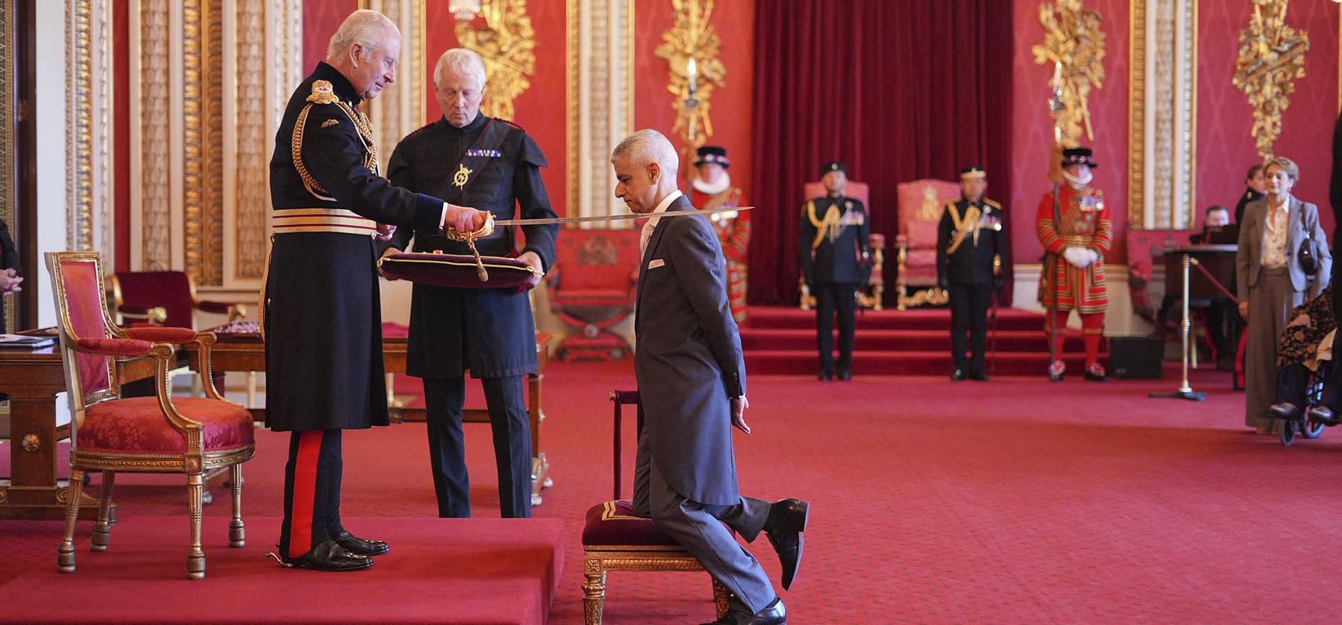 Sir Sadiq Khan, alcalde de Londres, es nombrado Caballero por el rey Carlos III en el Palacio de Buckingham, Londres, el martes 10 de junio de 2025. (Yui Mok/PA vía AP) Sir Sadiq Khan, alcalde de Londres, es nombrado Caballero por el rey Carlos III en el Palacio de Buckingham, Londres, el martes 10 de junio de 2025. (Yui Mok/PA vía AP)