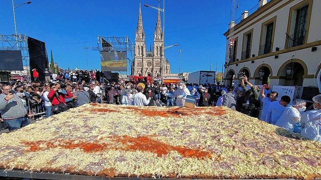 Cocinaron la milanesa a la napolitana más grande del mundo en Luján
