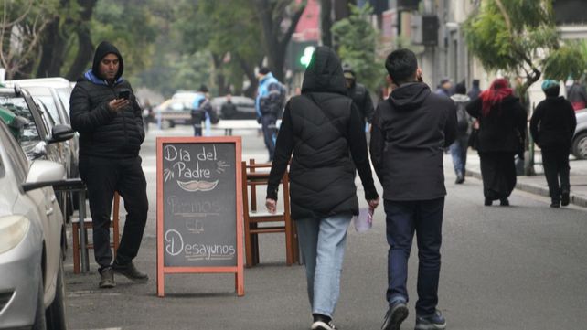 Calle San Luis se convirtió en peatonal y los comercios ofrecen descuentos por el Día del Padre