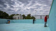 Los trabajos finales de pintura en la gran pileta del balneario. Los trabajos finales de pintura en la gran pileta del balneario.