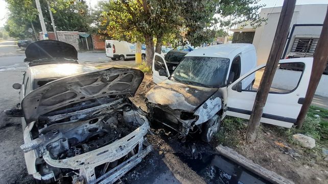 El automóvil de la mujer policía que fue incendiado esta madrugada. El fuego alcanzó a otros tres vehículos