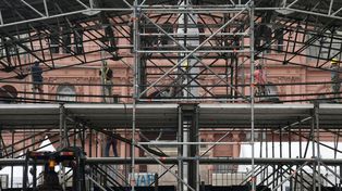 Los obreros continúan trabajando sobre un imponente escenario de espaldas a la Casa de Gobierno.