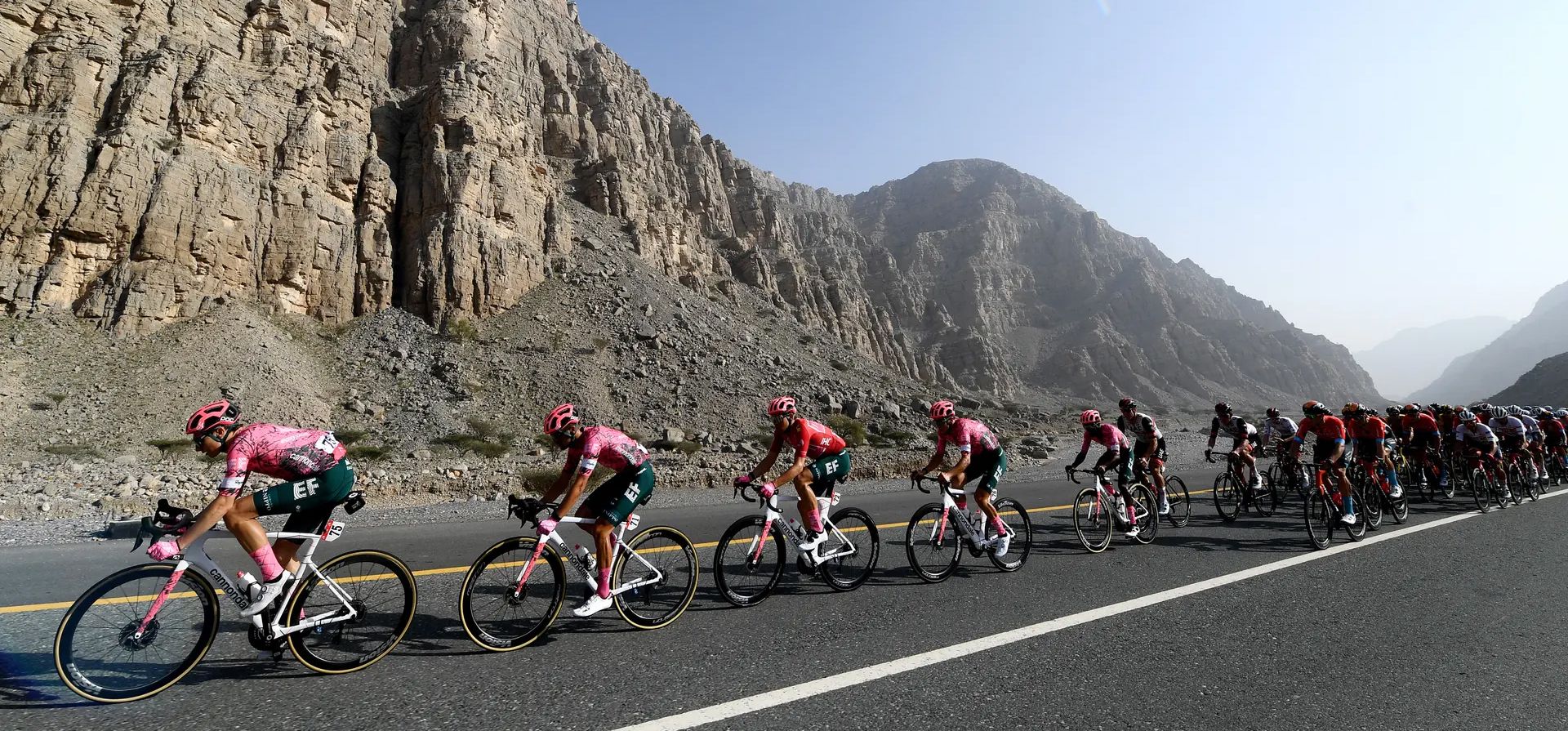 Jebel Jais, Emiratos Árabes Unidos. Los líderes del pelotón pasan en bicicleta durante la etapa 4 del 4.º Tour de los EAU 2022, una etapa de 181 km desde el Fuerte de Fujairah hasta Jebel Jais.