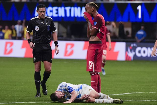 Leo Messi asustó a todos por un patadón en el tobillo derecho de parte de Moise Bombito.