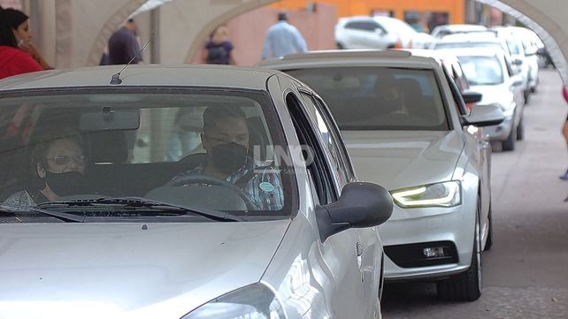 Hubo filas de hasta diez cuadras para vacunarse y el gobierno pidió respetar los turnos