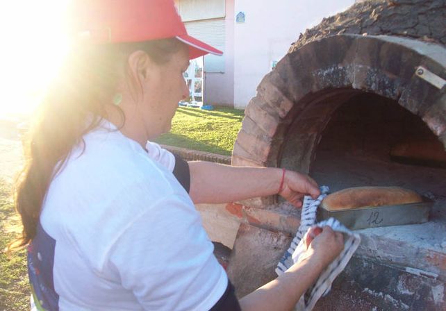 Herencia. Lucrecia aprendió de su madre cómo se hace el pan.