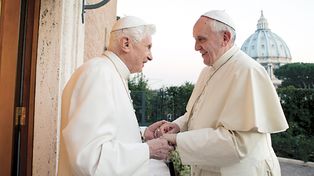 Los dos pontífices, Benedicto y Francisco, se reunieron en el Vaticano