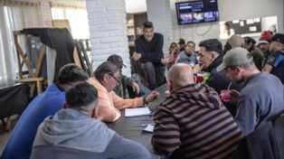 Asisten a refugios municipales y presentan un libro con sus escritos literarios