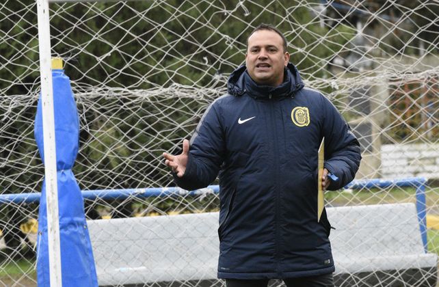 El entrenador. Leonardo Fernández estará en el banco de suplentes del equipo que presentará Central en la Copa Santa Fe.