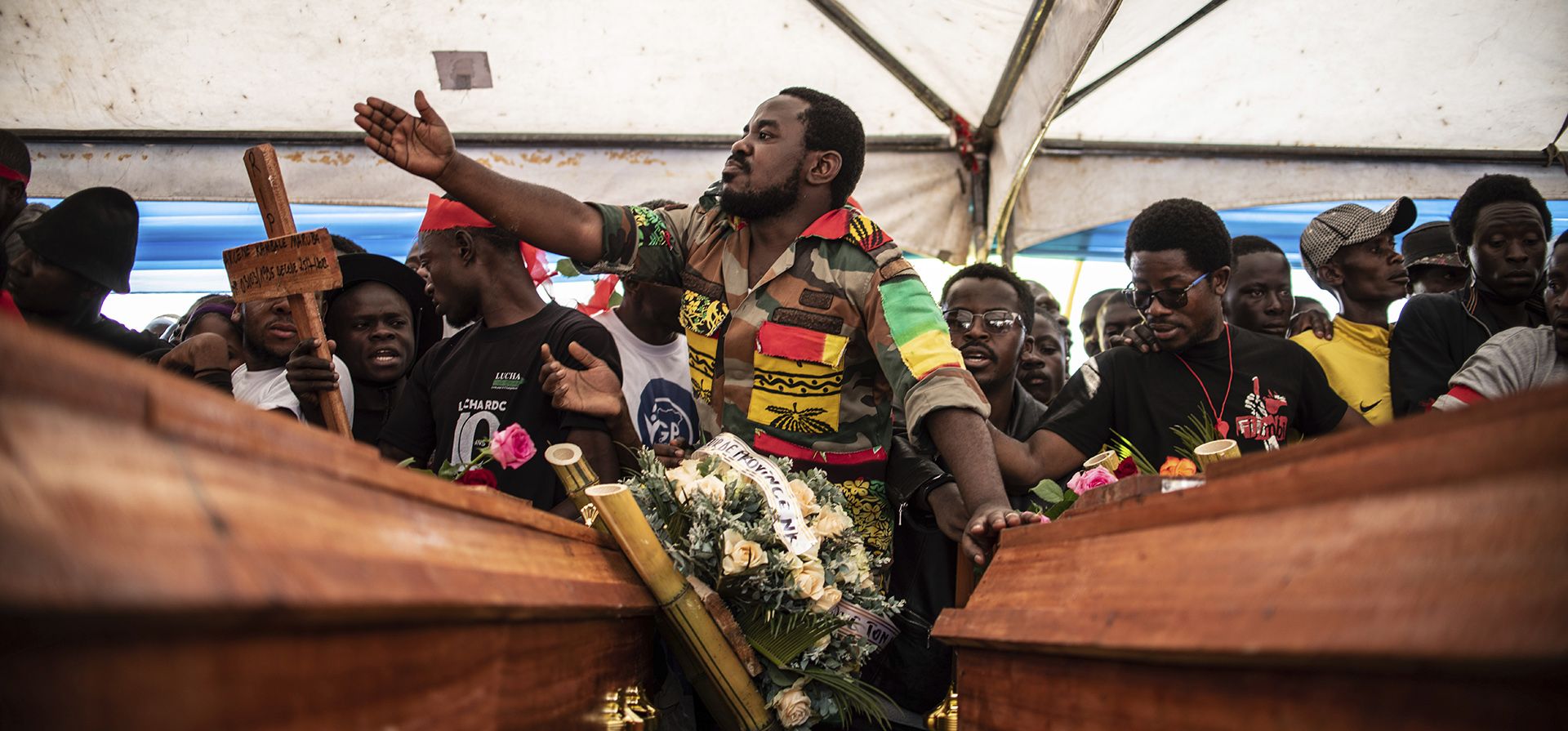 Partidarios se manifiestan alrededor de los ataúdes que contienen los restos de los residentes que murieron durante las protestas contra la misión de las Naciones Unidas en la República Democrática del Congo en Goma. El gobierno del Congo está reevaluando la presencia de las fuerzas de paz de las Naciones Unidas después de que las protestas contra la fuerza en el este del país hayan dejado al menos 36 muertos.