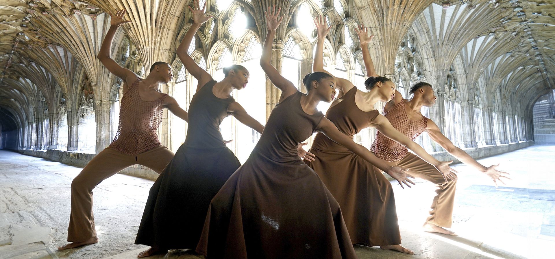 Bailarines del Alvin Ailey American Dance Theatre realizan una vista previa de Revelations, su último espectáculo que utiliza espirituales, sermones, canciones gospel y blues sagrado afroamericanos, en el claustro de la Catedral de Canterbury, Kent, Inglaterra, el lunes 18 de septiembre de 2023. (Gareth Fuller/PA vía AP) Bailarines del Alvin Ailey American Dance Theatre realizan una vista previa de Revelations, su último espectáculo que utiliza espirituales, sermones, canciones gospel y blues sagrado afroamericanos, en el claustro de la Catedral de Canterbury, Kent, Inglaterra, el lunes 18 de septiembre de 2023. (Gareth Fuller/PA vía AP)