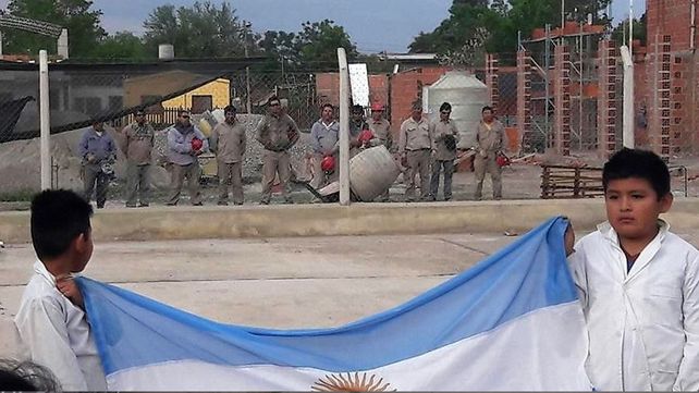 El gesto de un grupo de albañiles que emocionó a todos durante un acto escolar