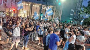 Cacerolazo. La convocatoria en Santa Fe se viralizó por redes sociales y sumó 500 manifestantes aproximadamente.