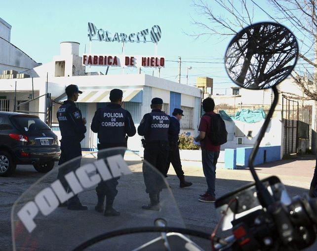 Operativo. La policía frente a la fábrica