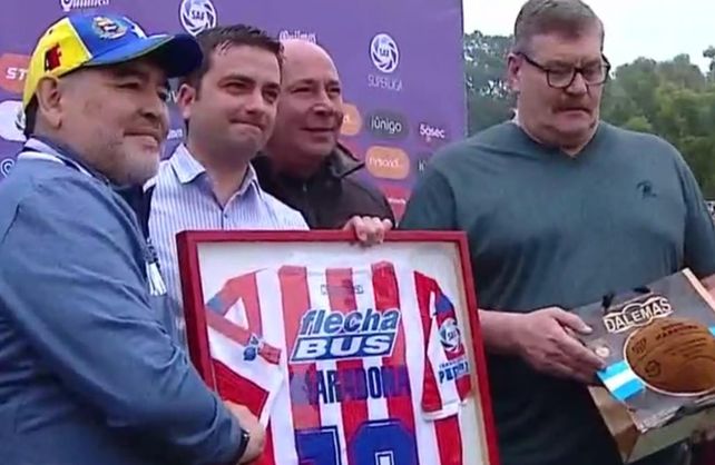 Unión homenajeó a Maradona en la previa del partido