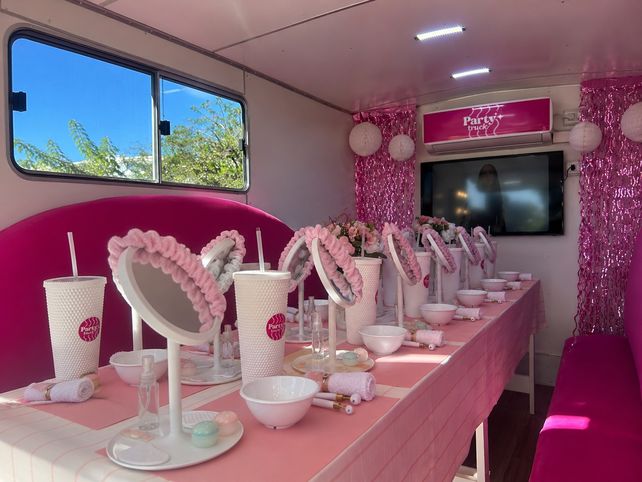 El Party Truck está ambientado con estaciones de belleza, espejos y accesorios para las niñas.
