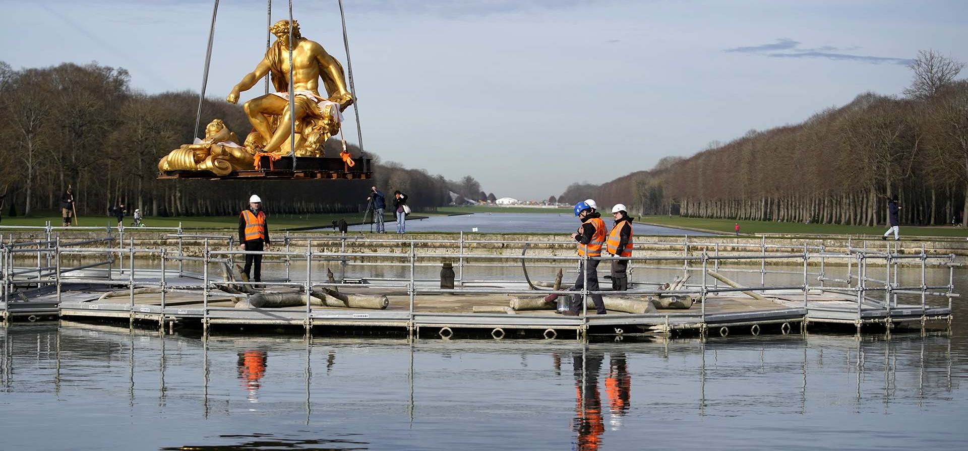 La estatua del siglo XVII de Apolo en su carro de Jean-Baptiste Tuby se traslada a su posición en el Palacio de Versalles después de someterse a una restauración, Versalles, Francia. Fotografía: Teresa Suárez/EPA La estatua del siglo XVII de Apolo en su carro de Jean-Baptiste Tuby se traslada a su posición en el Palacio de Versalles después de someterse a una restauración, Versalles, Francia. Fotografía: Teresa Suárez/EPA