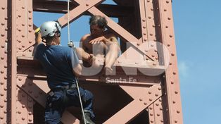 Un hombre estuvo varias horas sobre el pilote oeste del Puente Colgante