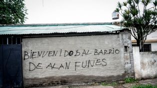 Bienvenidos al barrio de Alan Funes, la pintada que apareció en los barrios Tablada y Las Heras tras el crimen de Mariela Broin.&nbsp;