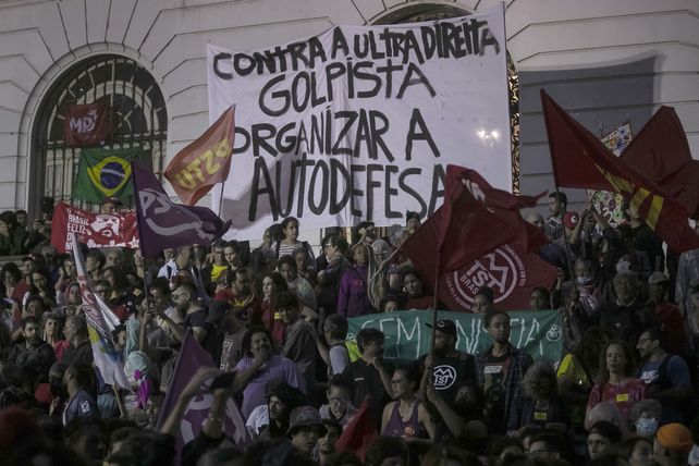 Por la democracia, contra el intento de golpe. En Río de Janeiro, los manifestantes colgaron un cartel que dice en portugués: "Contra el golpe de ultraderecha para organizar la autodefensa".