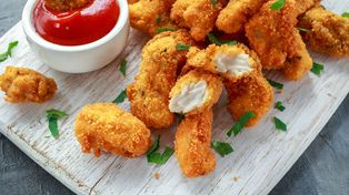 Una niñera les dio patitas de pollo a niños y ahora la madre le reclama un resarcimiento