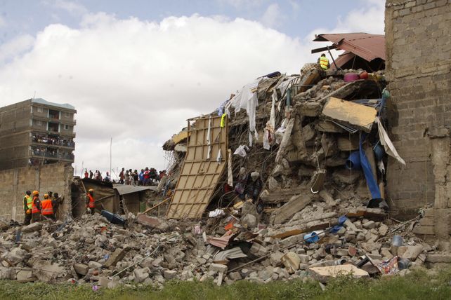 Rescatistas trabajan en el lugar donde colapsó el edificio en la capital de Kenia.