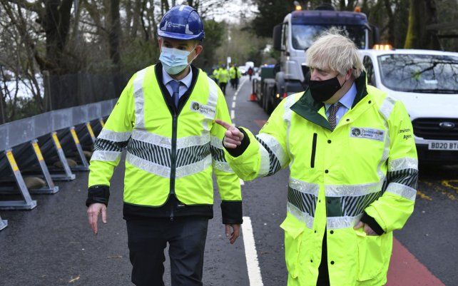 El primer ministro británico, Boris Johnson visitó Withington, Manchester, noroeste de Inglaterra, mientras ve las defensas contra inundaciones instaladas cerca del río Mersey por la tormenta Cristoph, que ha causado inundaciones generalizadas en todo el Reino Unido.