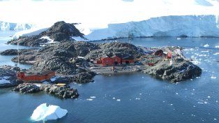 Soberanía Argentina. La base San Martín esta localizada en el grupo de islotes Debenham en Bahía Margarita, al oeste de la Península Antártica, siendo la más occidental de las bases argentinas, fue inaugurada el 21 de marzo de 1951.&nbsp;