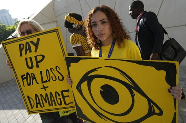 Manifestantes ecologistas en la sede de la COP28 en Dubai. 
