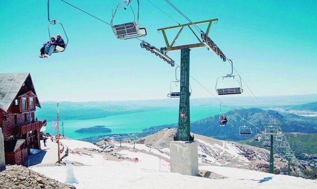 El Cerro Catedral vuelve a posicionarse como uno de los grandes protagonistas del invierno en Río Negro, con nieve, esquí y actividades para toda la familia.